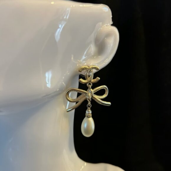 2022 Faux Pearl Chanel Gold Ribbon Bow CC Dangle Drop Strass Earrings - Picture 5 of 8